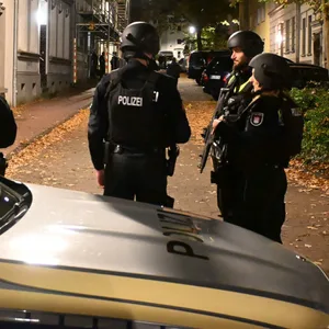 Gefahrenlage befürchtet – Großeinsatz der Polizei im Phoenix Viertel