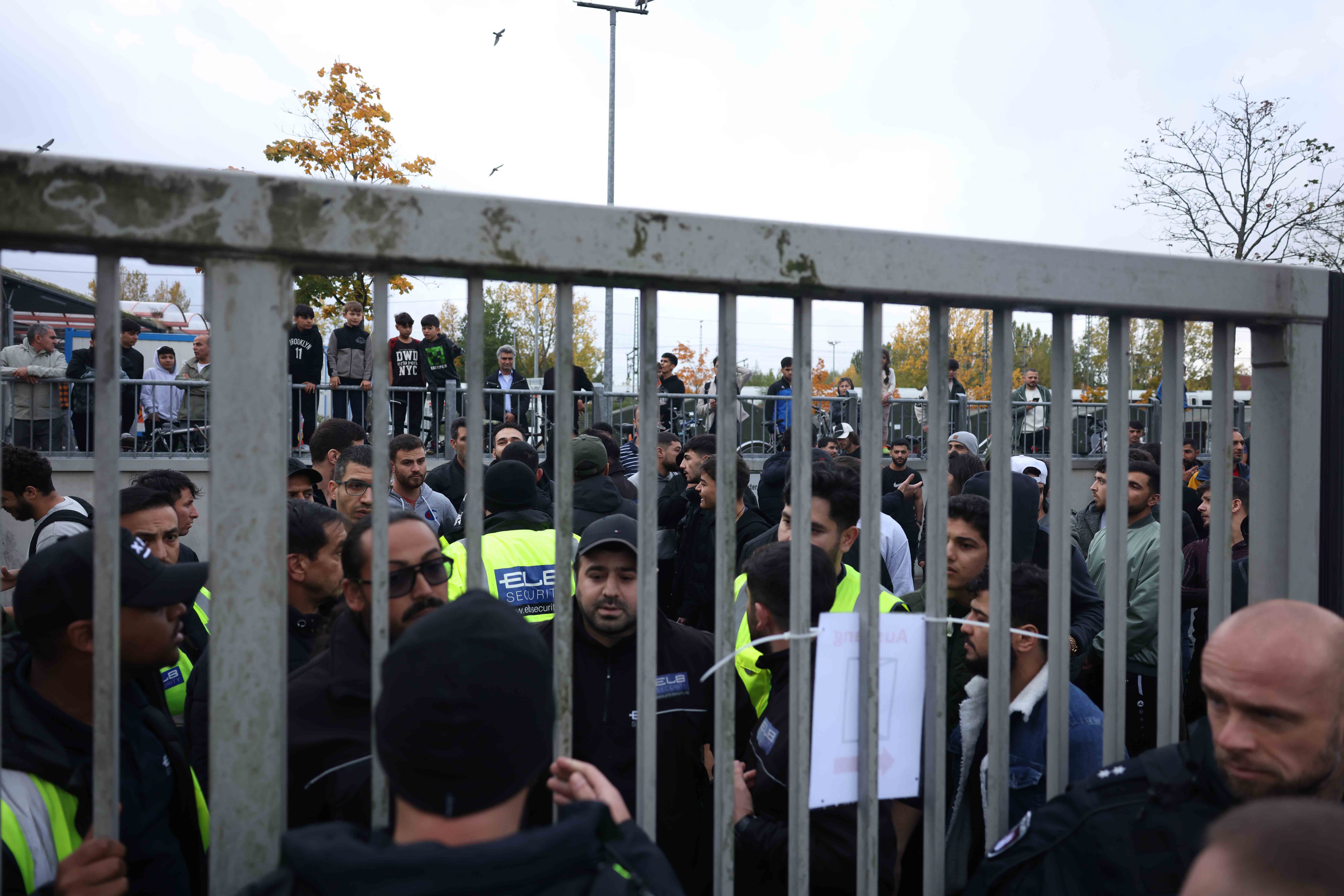 Rund 200 Menschen haben sich zu einer Demonstration vor der Flüchtlingsunterkunft versammelt.