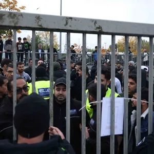 Rund 200 Menschen haben sich zu einer Demonstration vor der Flüchtlingsunterkunft versammelt.