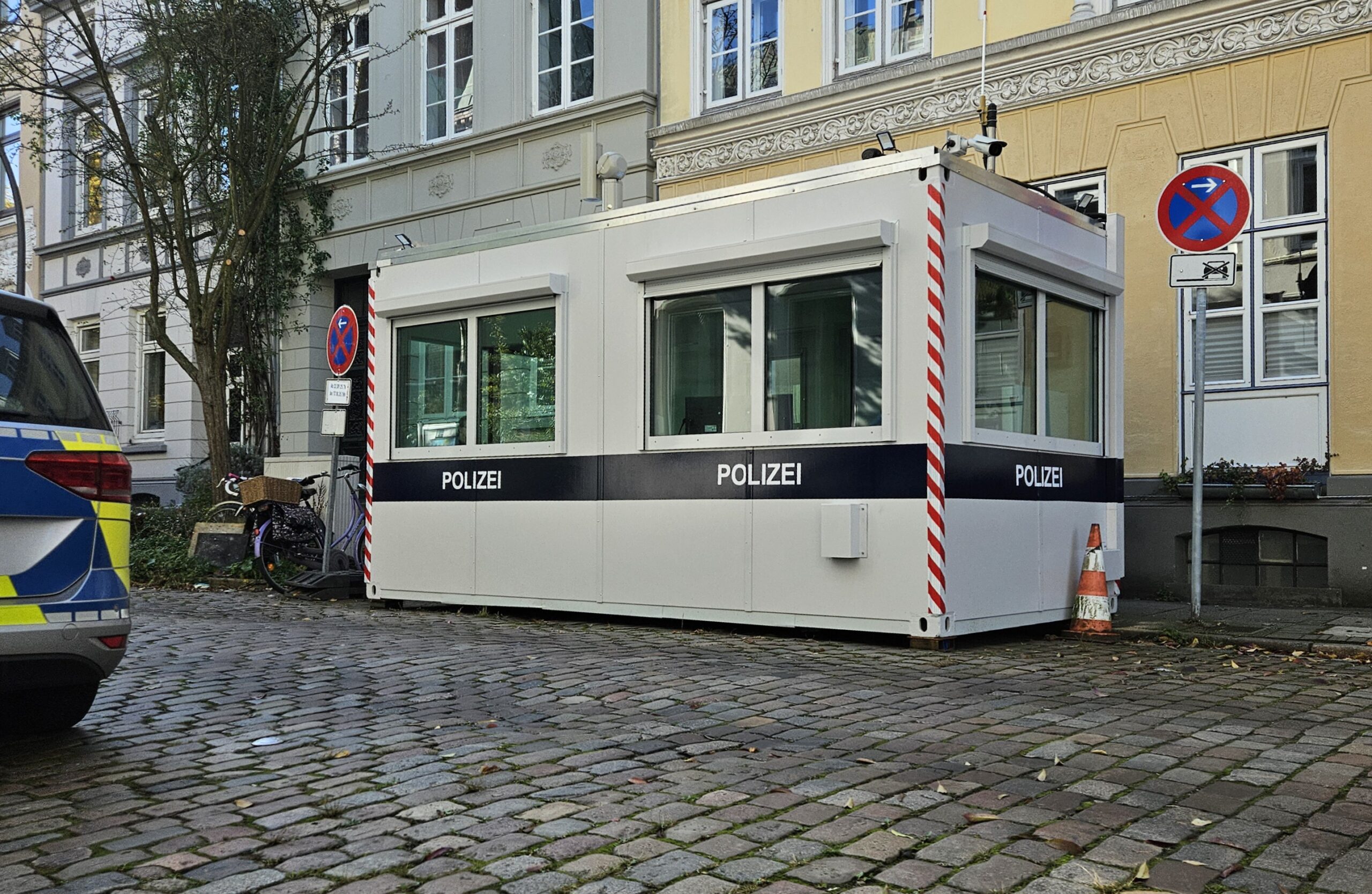 Der Polizeicontainer in einer Hamburger Nebenstraße. Den genauen Standort veröffentlichen wir aus Sicherheitsgründen nicht.