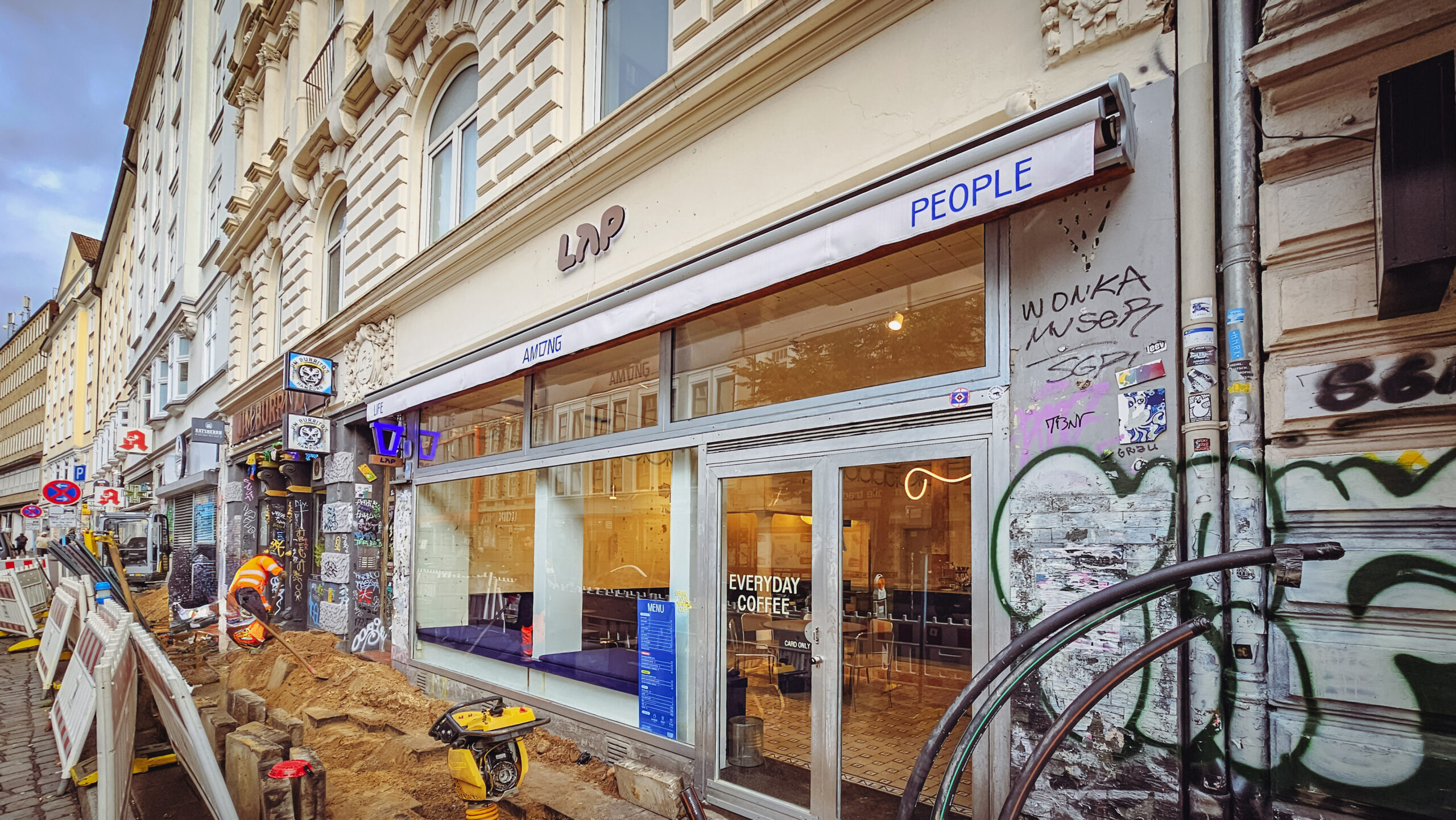 Mit einer fetten Baustelle vor der Tür ist das Cafe an diesem Tag besonders gebeutelt.