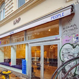 Mit einer fetten Baustelle vor der Tür ist das Cafe an diesem Tag besonders gebeutelt.