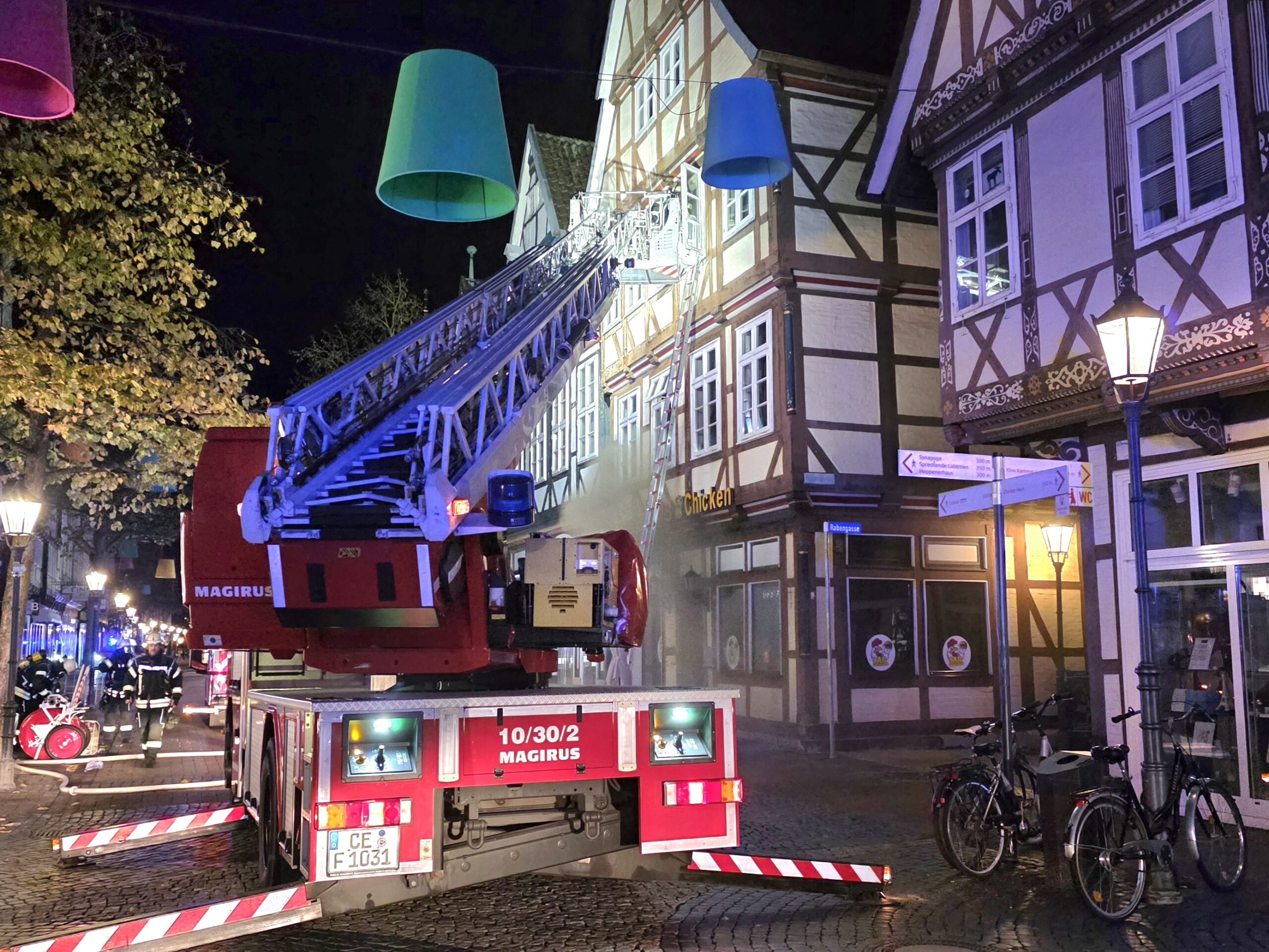 Küchenbrand in restaurant in Altstadt von Celle – mehrere Bewohner aus darüberliegenden Etagen gerettet