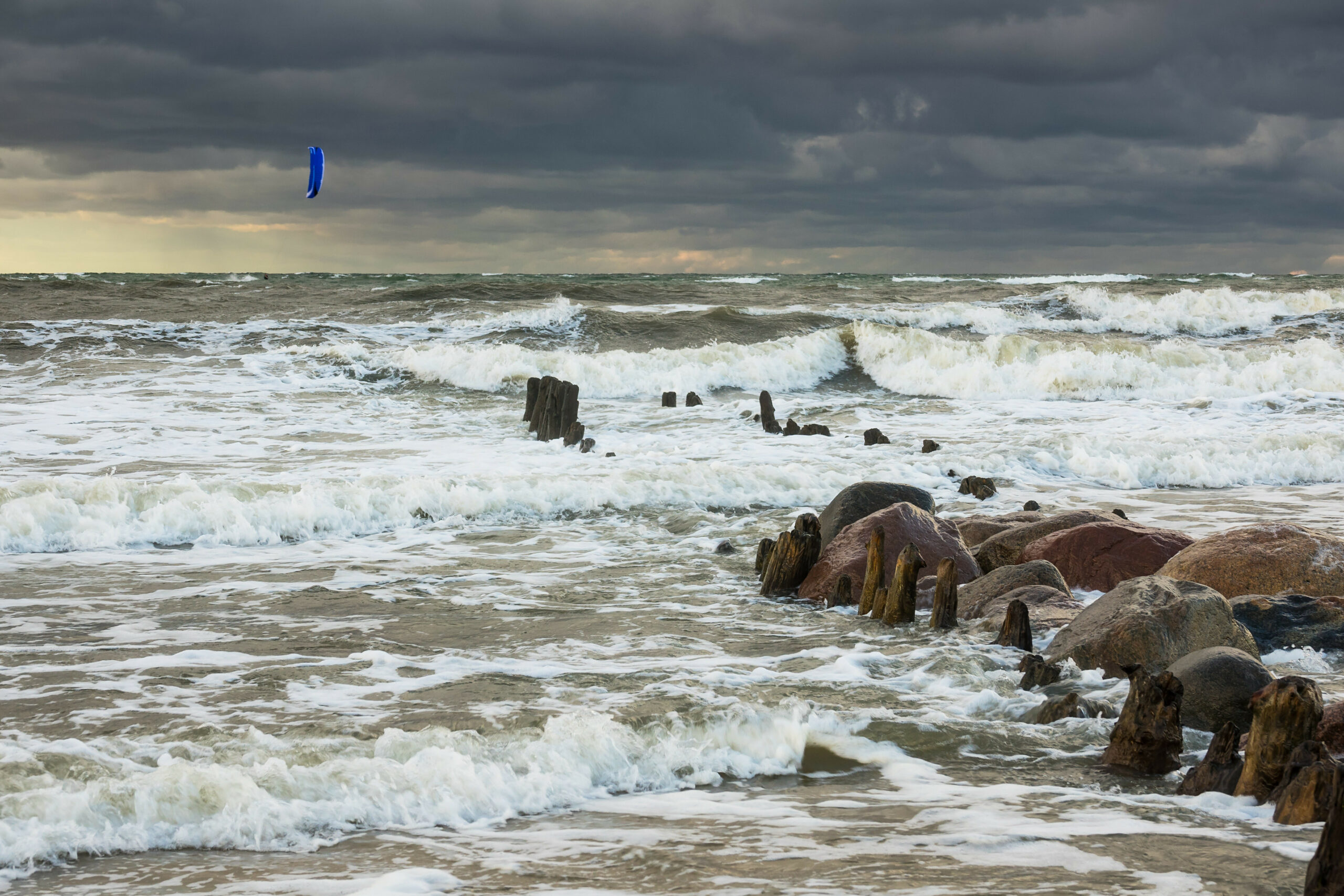Stürmisches Meer mit Kiter