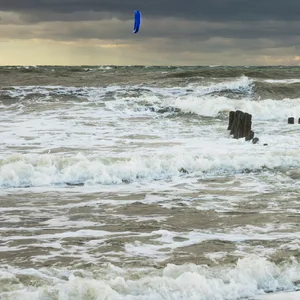 Stürmisches Meer mit Kiter
