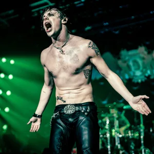 Energiebündel: Yungblud hat die Sporthalle fest im Griff.