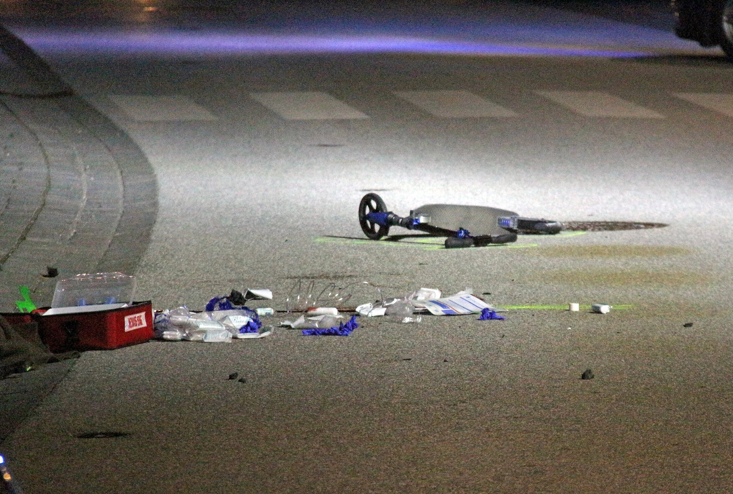 Ein Junge wollte mit seinem Tretroller die Straße überqueren und wurde angefahren (Archivbild).