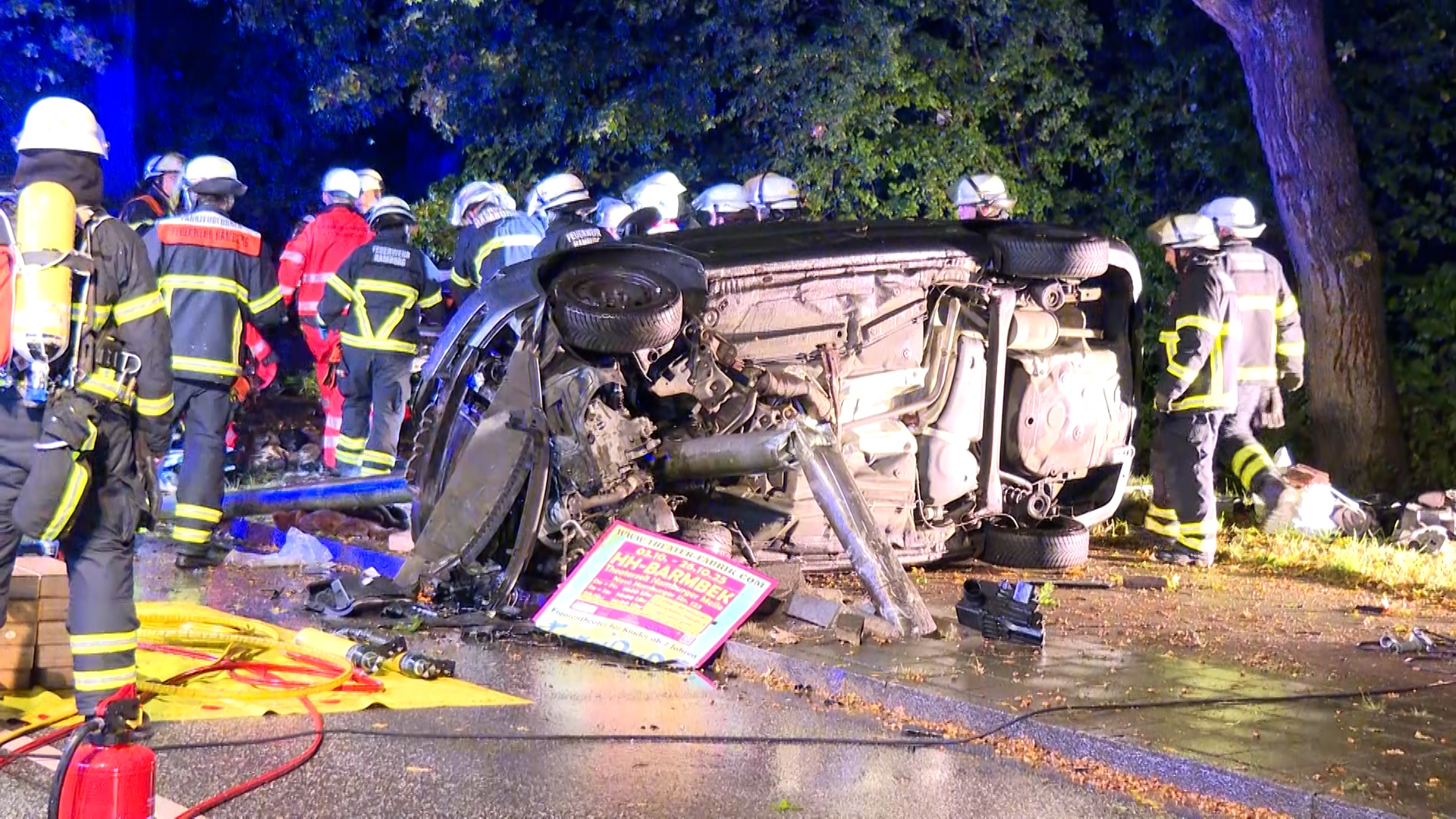 Feuerwehrkräfte sichern das Auto, in das sich ein Laternenmast gebohrt hatte.