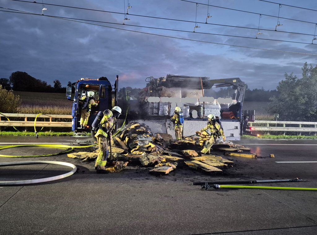 Die Ladung des Lkw hat aus bislang unbekannter Ursache angefangen, zu brennen.