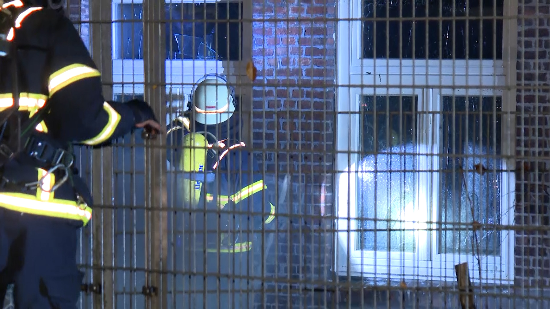 Ein Fahrradunterstand brannte am Montagabend komplett ab. Durch die Hitze platzten mehrere Scheiben des Schulgebäudes.