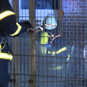 Ein Fahrradunterstand brannte am Montagabend komplett ab. Durch die Hitze platzten mehrere Scheiben des Schulgebäudes.