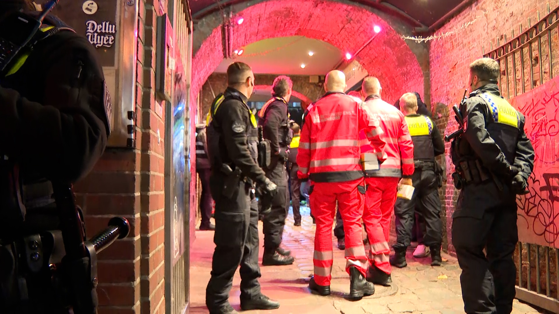 Der Großeinsatz am Hans-Albers-Platz dauerte mehr als eine Stunde.