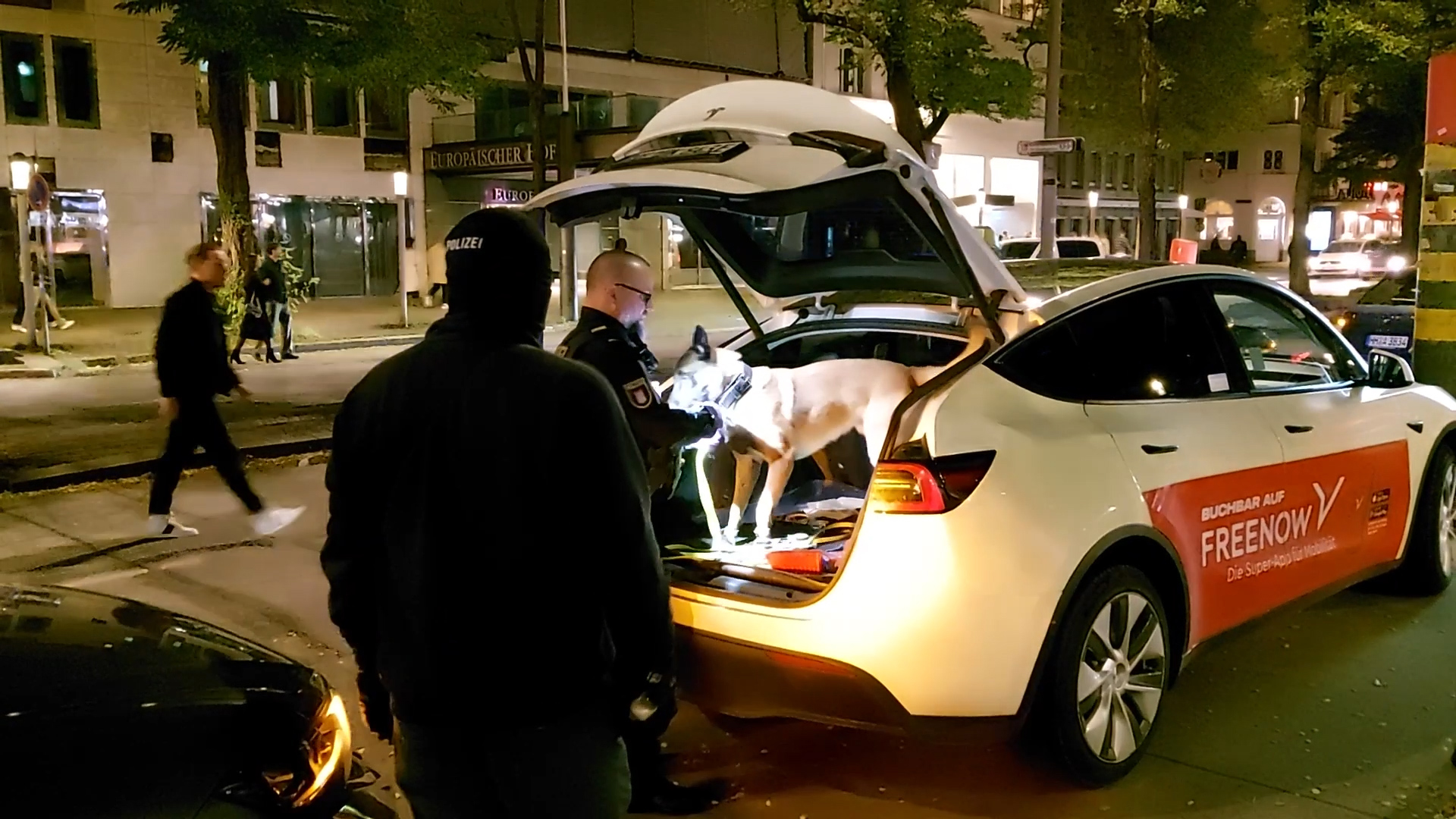 Polizei durchsucht Taxi