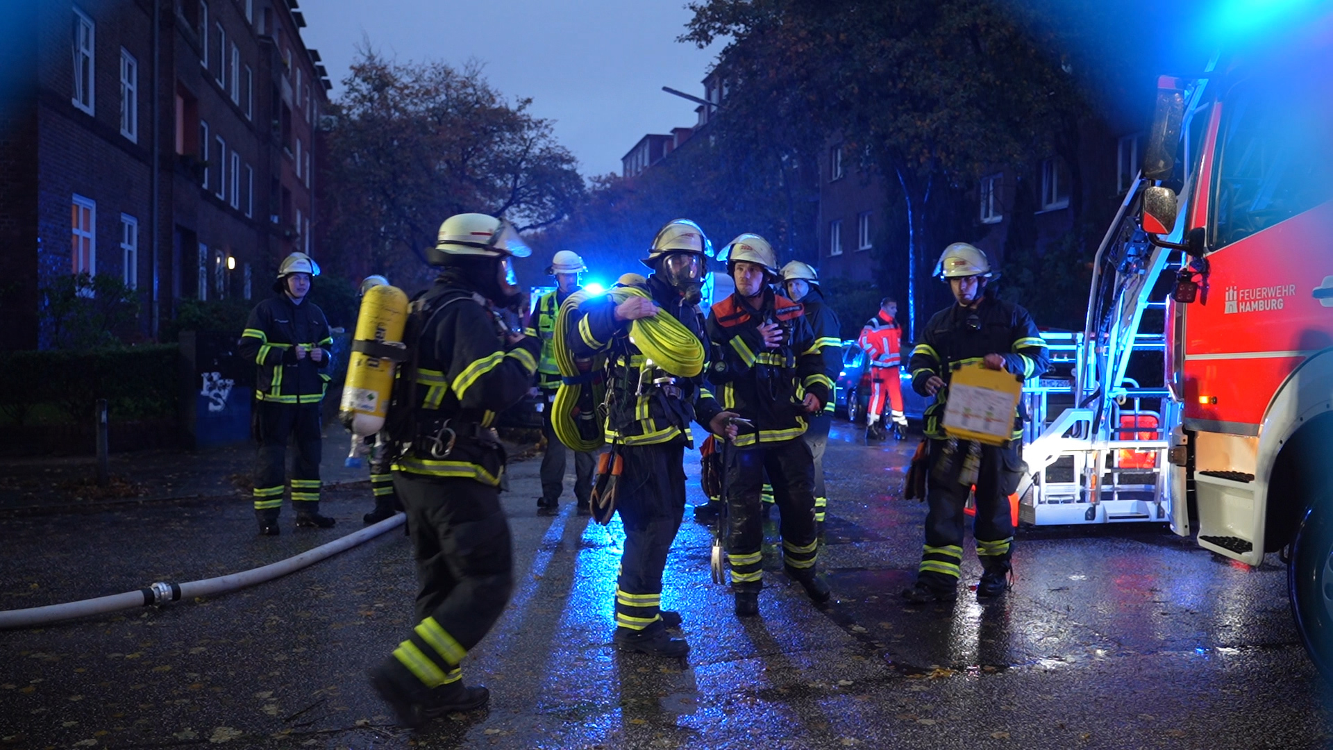 Die Feuerwehr musste am Nachmittag einen Wohnungsbrand in Barmbek-Nord löschen.
