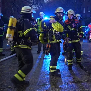 Die Feuerwehr musste am Nachmittag einen Wohnungsbrand in Barmbek-Nord löschen.