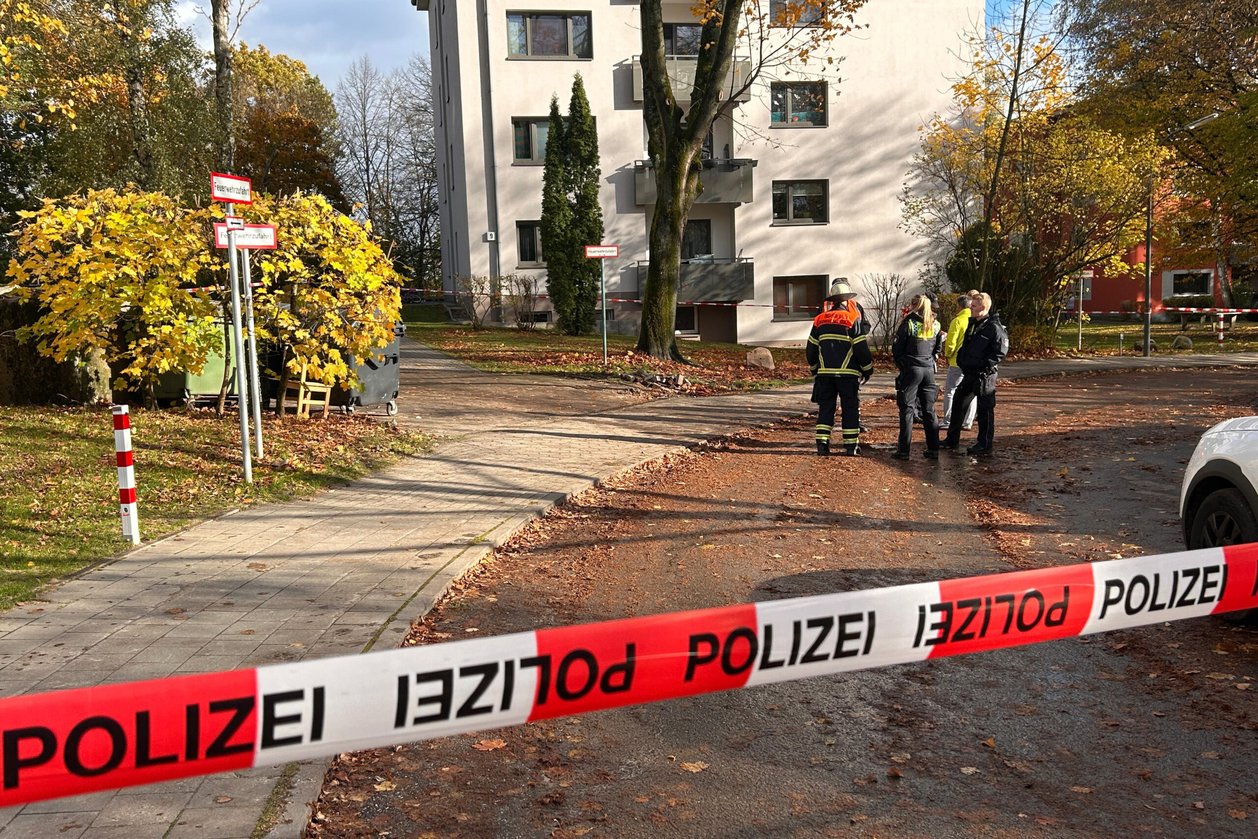 Polizei vor einem Haus