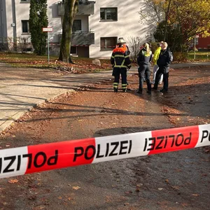 Polizei vor einem Haus