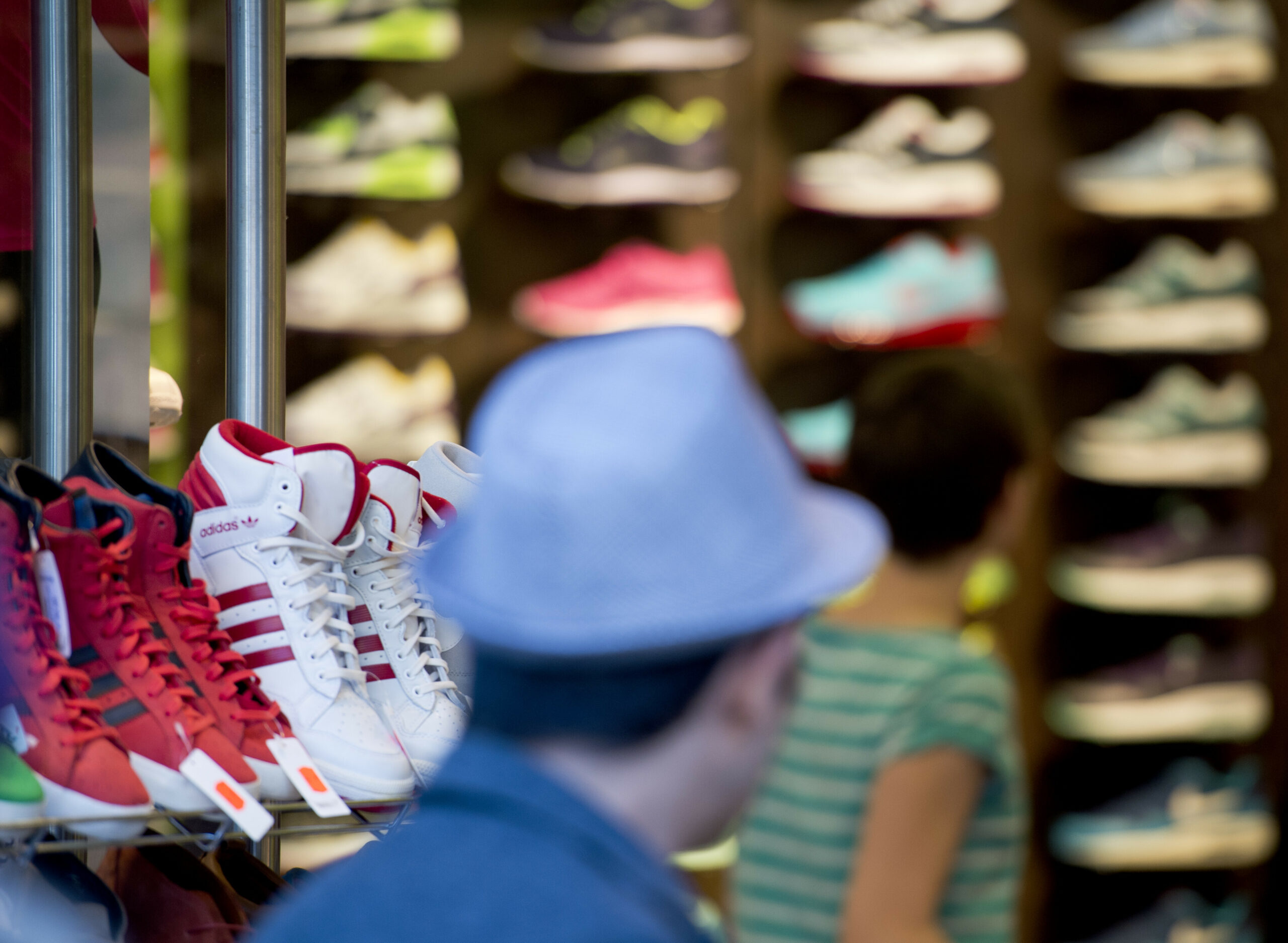 Sneaker stehen in einem Verkaufsregal (Symbolbild).