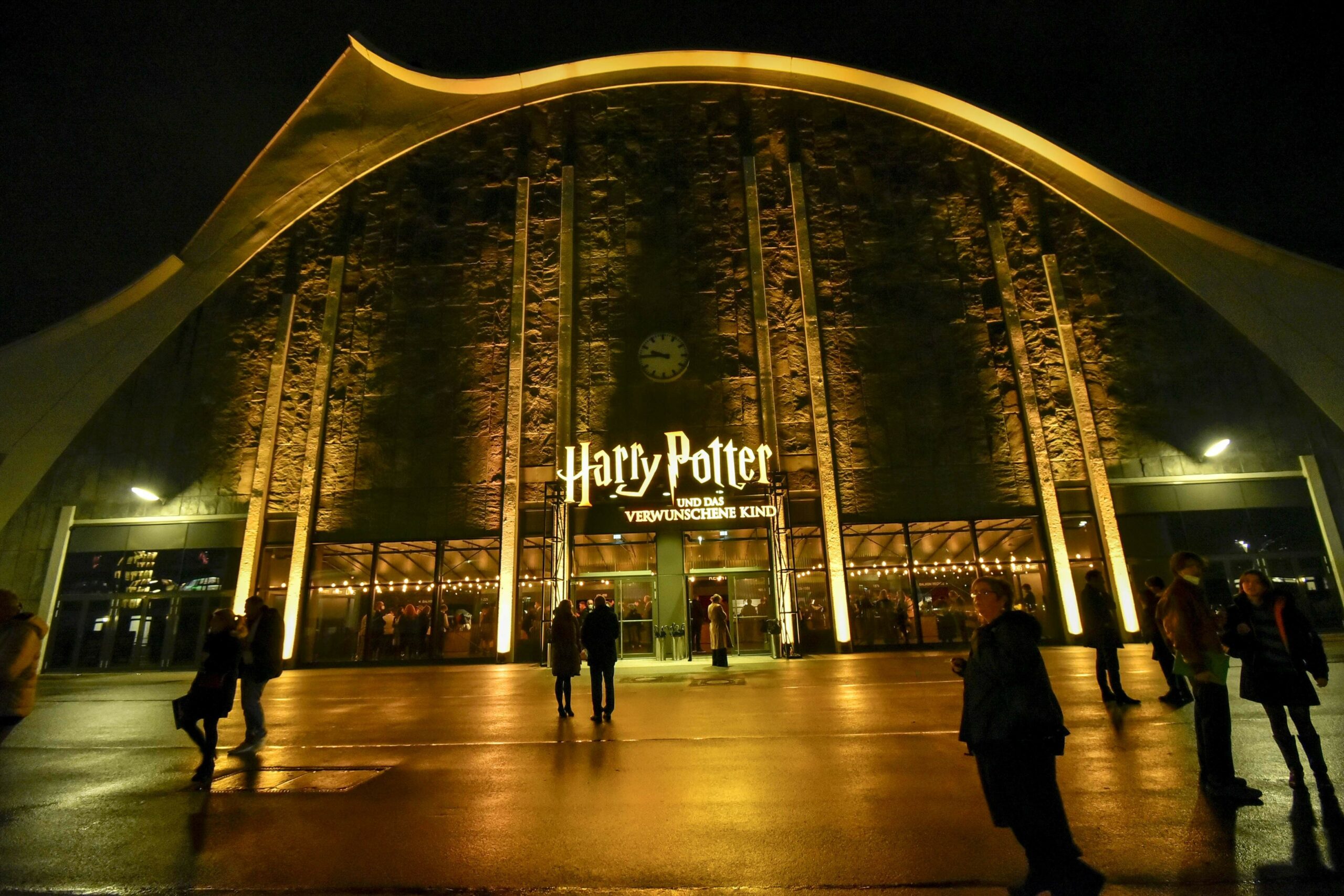 Parkplatzwächter an Harry Potter Theater am Großmarkt ausgeraubt – Zeugen gesucht