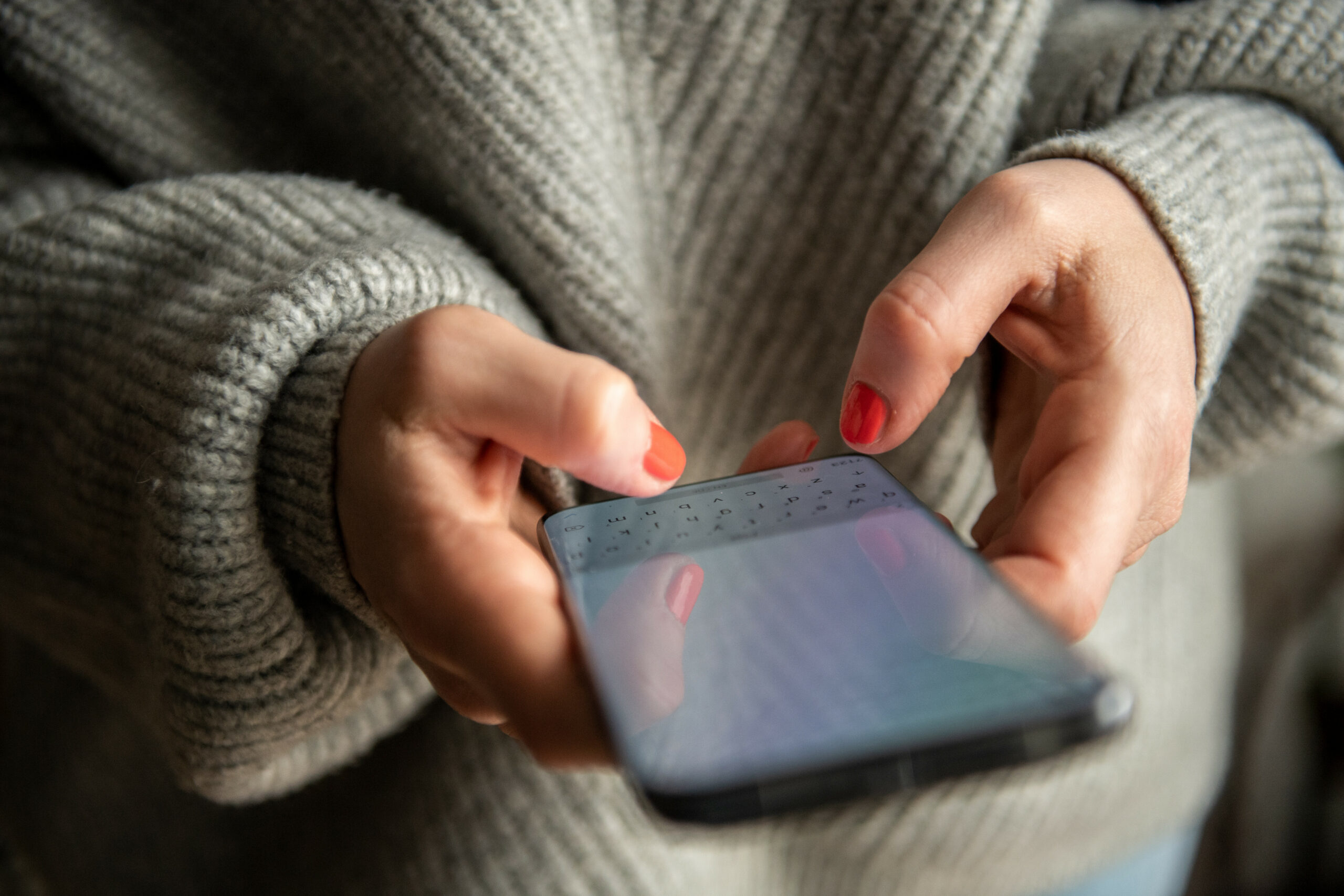 Eine Frau hält ein Smartphone.