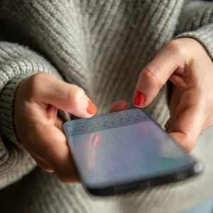 Eine Frau hält ein Smartphone.