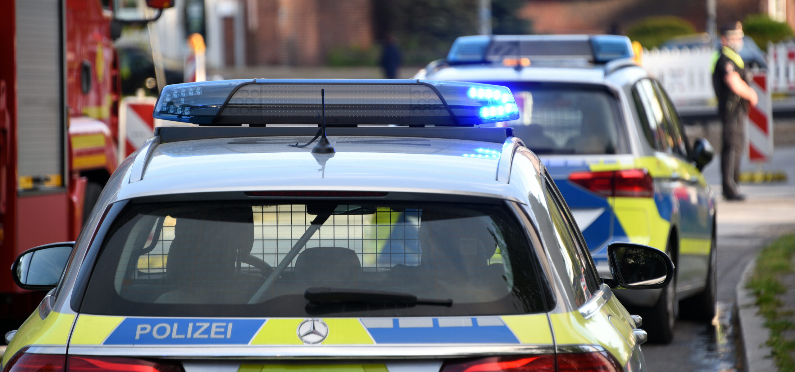 Ein Streifenwagen der Polizei ist mit Blaulicht im Einsatz.