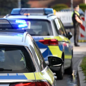 Ein Streifenwagen der Polizei ist mit Blaulicht im Einsatz.