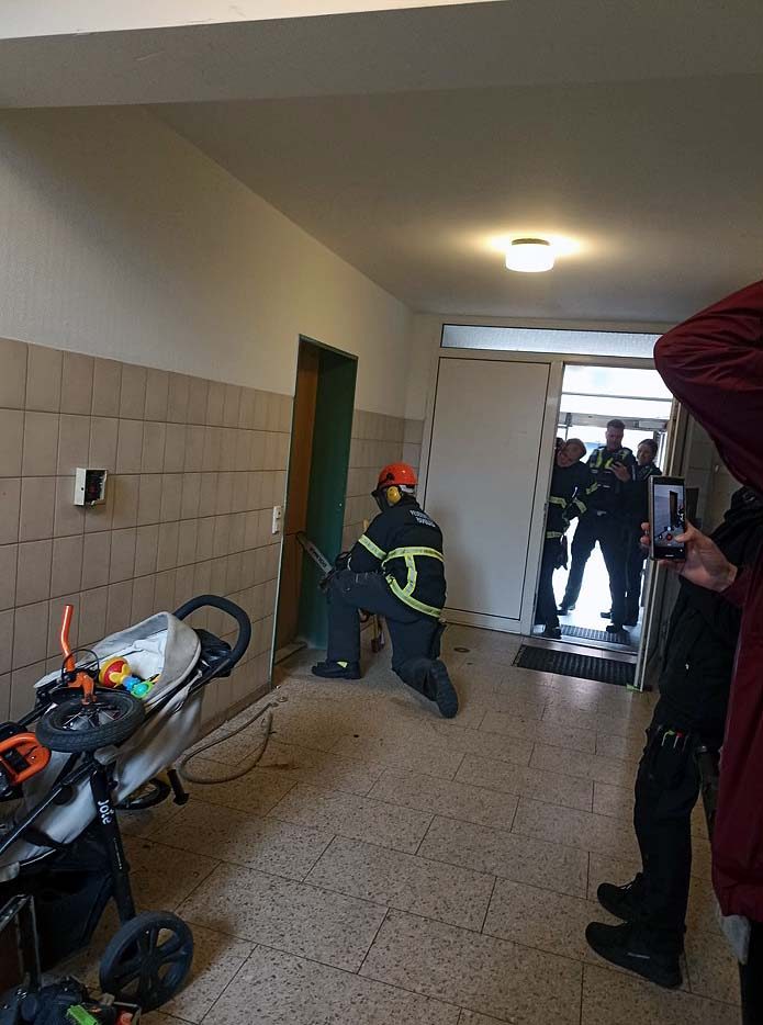 Einbrecher in Wohnung auf dem Kiez gemeldet. Polizei hat große Probleme in die gut gesicherte Wohnung zu gelangen