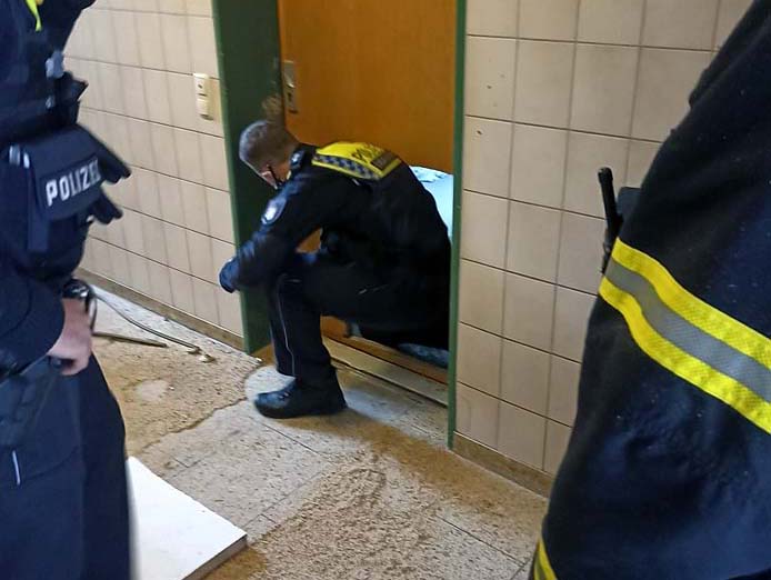 Einbrecher in Wohnung auf dem Kiez gemeldet – Polizei lässt Loch in die Haustür sägen