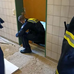 Einbrecher in Wohnung auf dem Kiez gemeldet – Polizei lässt Loch in die Haustür sägen