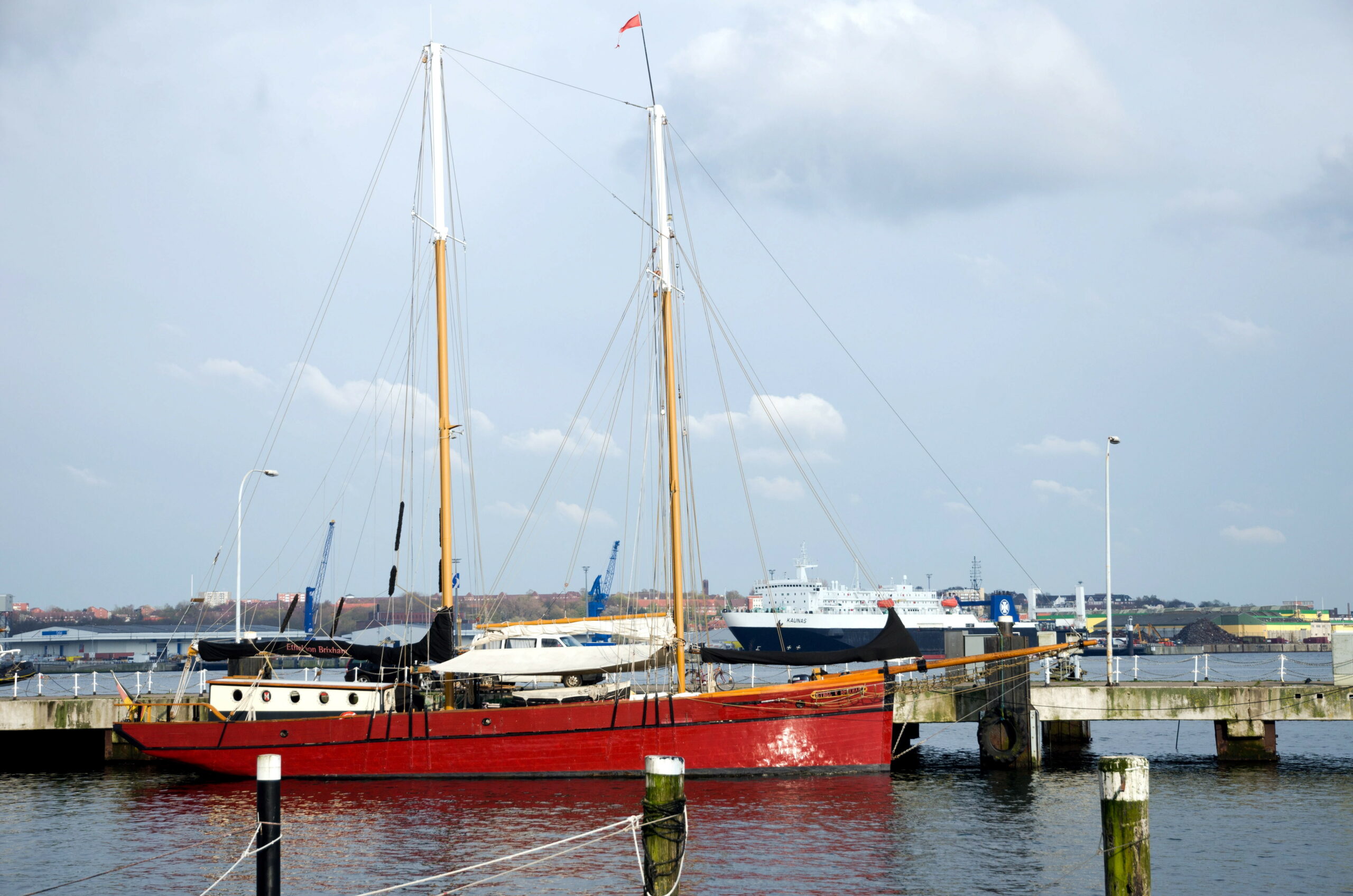 Großalarm in Bunsbüttel, historisches Segelschulschiff drohte im Nord-Ostese-Kanal zu sinken