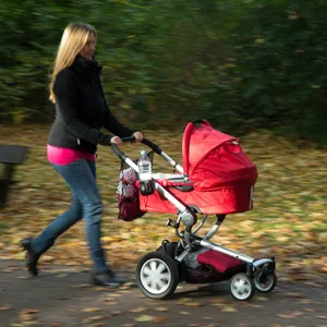 Eine Frau schiebt ihren Kinderwagen durch einen Park in Hamburg (Symbolbild).