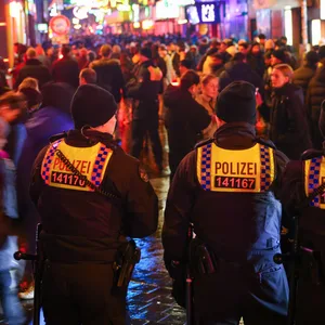 Polizeikräfte kontrollieren den Zugang zur Großen Freiheit auf der Reeperbahn.