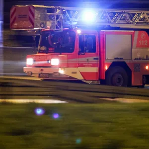 Ein Fahrzeug der Feuerwehr fährt mit Blaulicht zum Einsatz (Symbolbild).