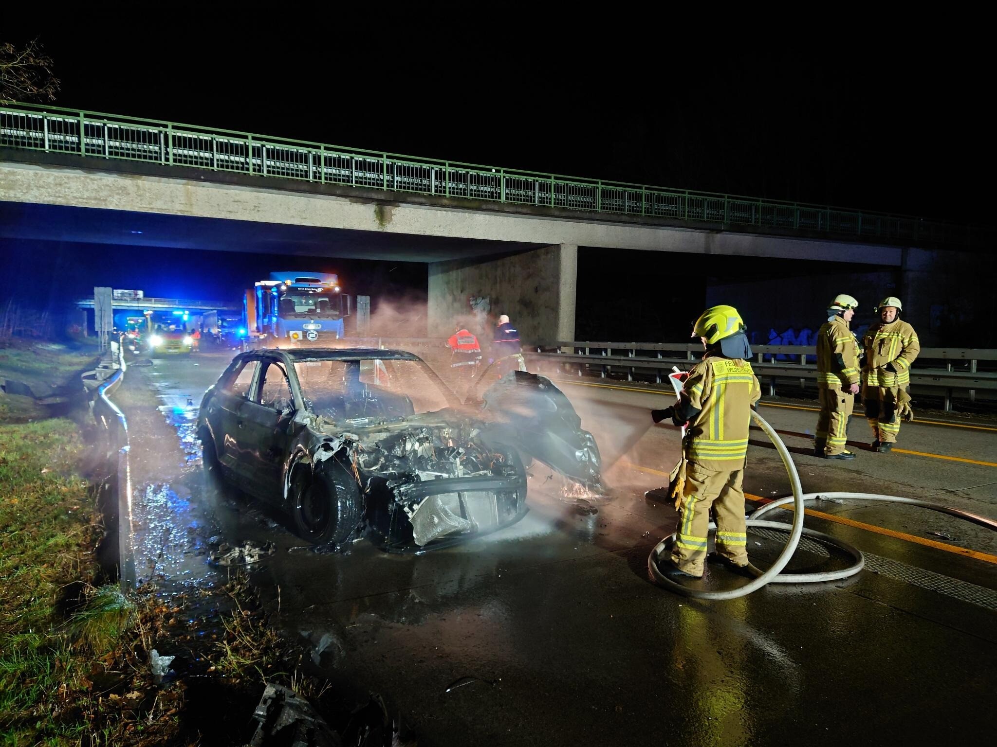 Die Feuerwehr löscht ein brennendes Fahrzeug nach einem Unfall auf der A1 bei Wildeshausen.