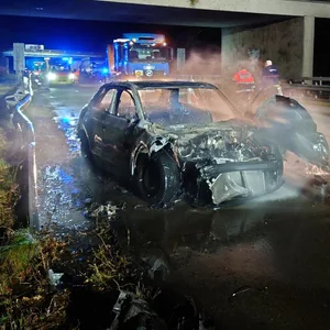 Die Feuerwehr löscht ein brennendes Fahrzeug nach einem Unfall auf der A1 bei Wildeshausen.