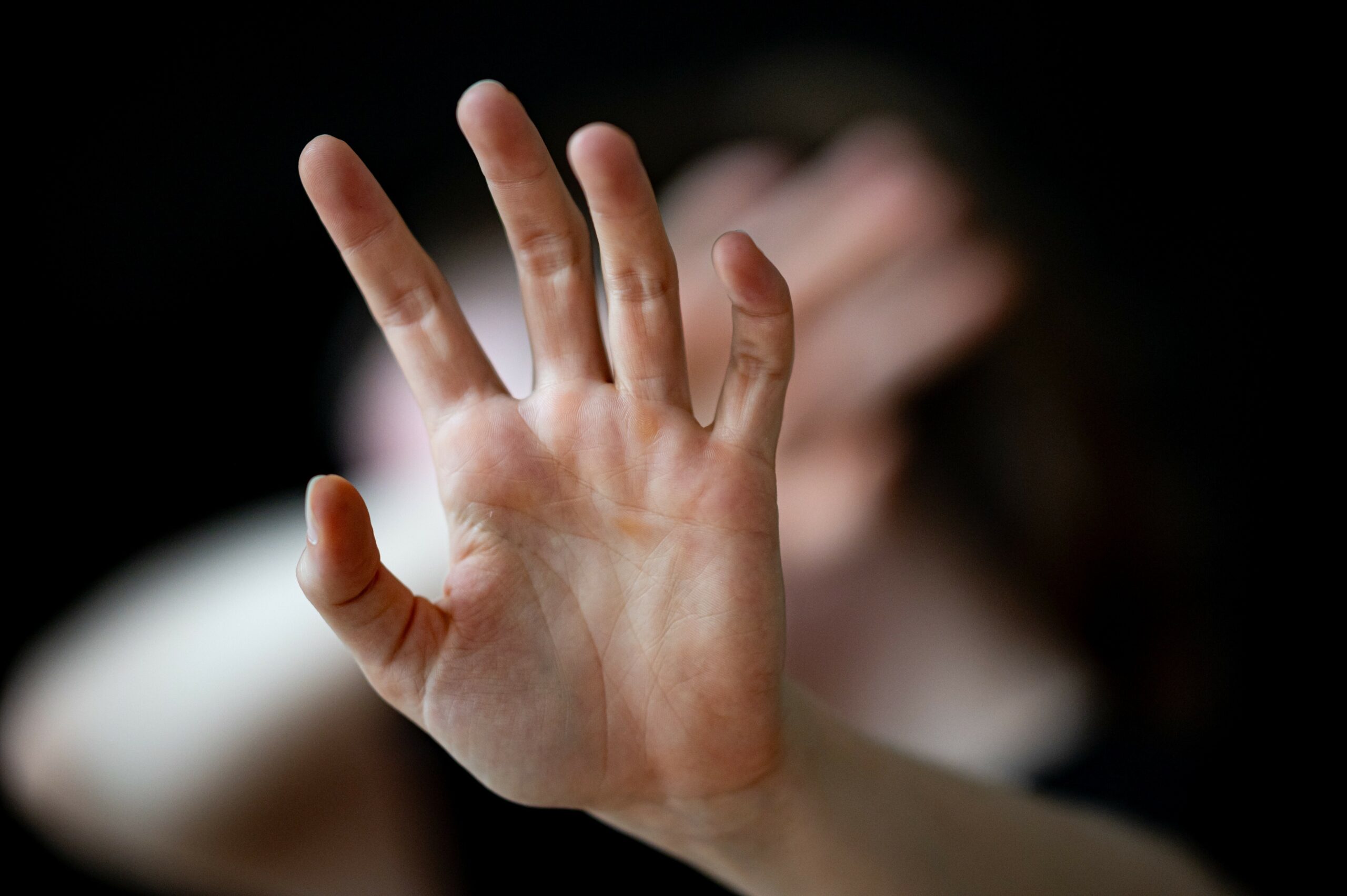 Eine Frau hält ihre Hände vor das Gesicht. (Symbolbild)