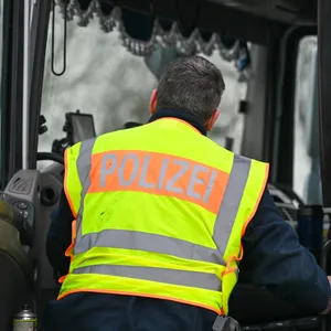 Ein Polizist kontrolliert einen Sattelzug (Symbolbild).