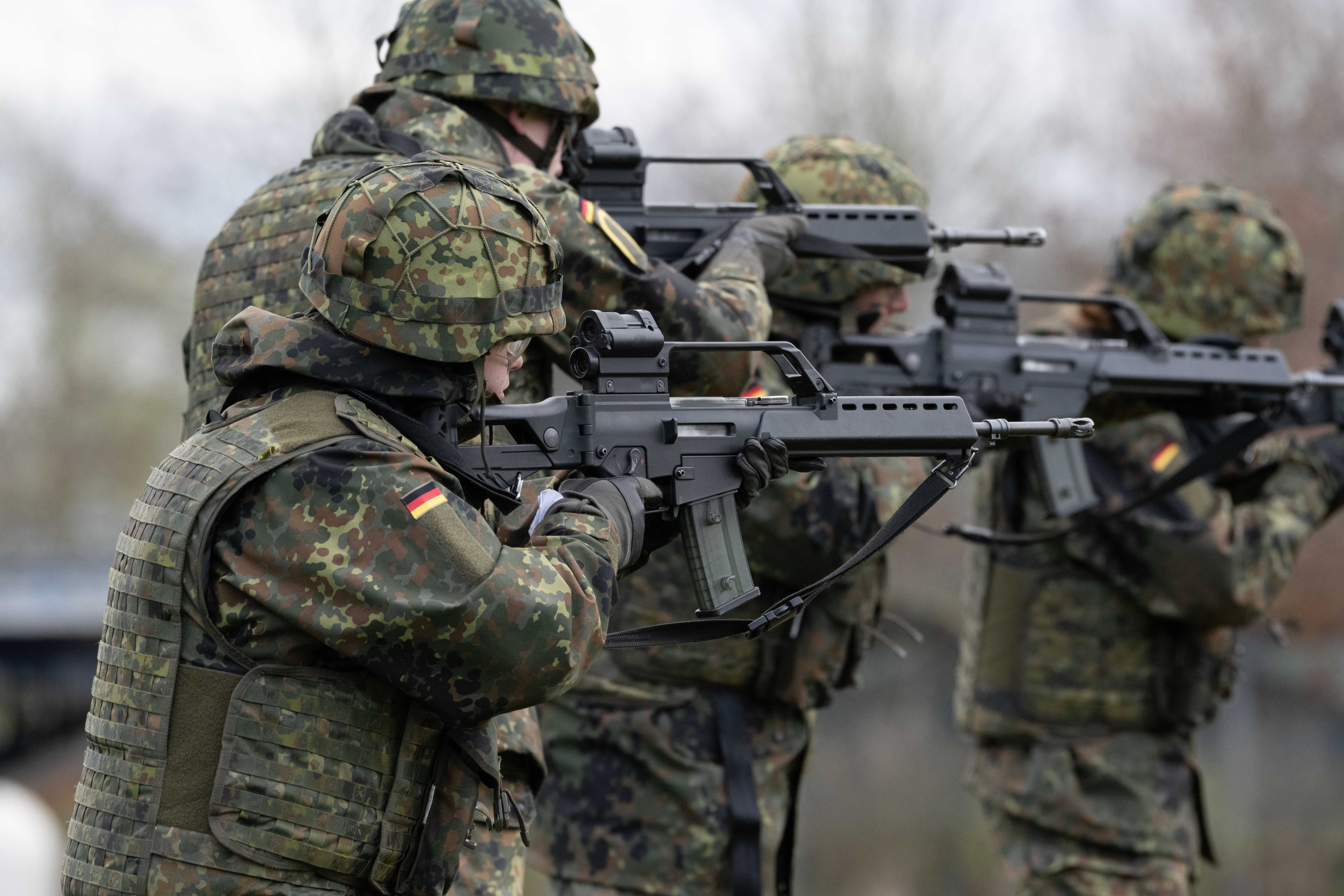 Soldaten der Bundeswehr an der Waffe in der Grundausbildung