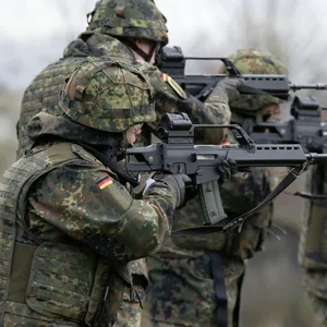 Soldaten der Bundeswehr an der Waffe in der Grundausbildung