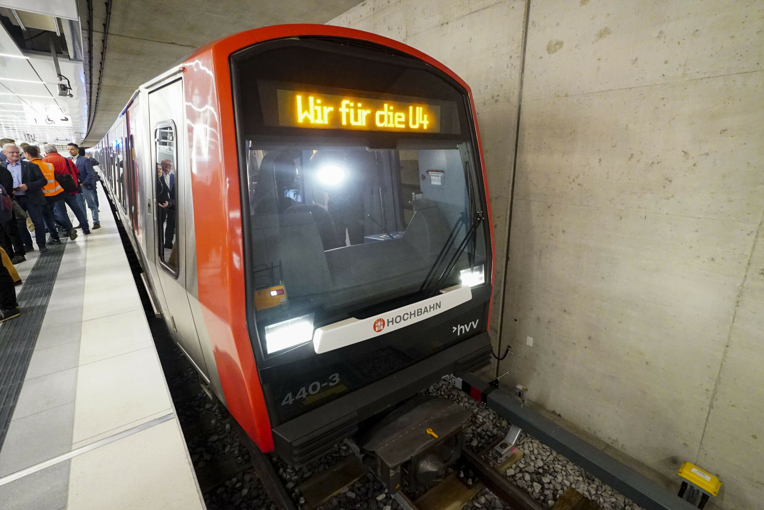 Eine U-Bahn in der Haltestelle