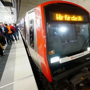 Eine U-Bahn in der Haltestelle