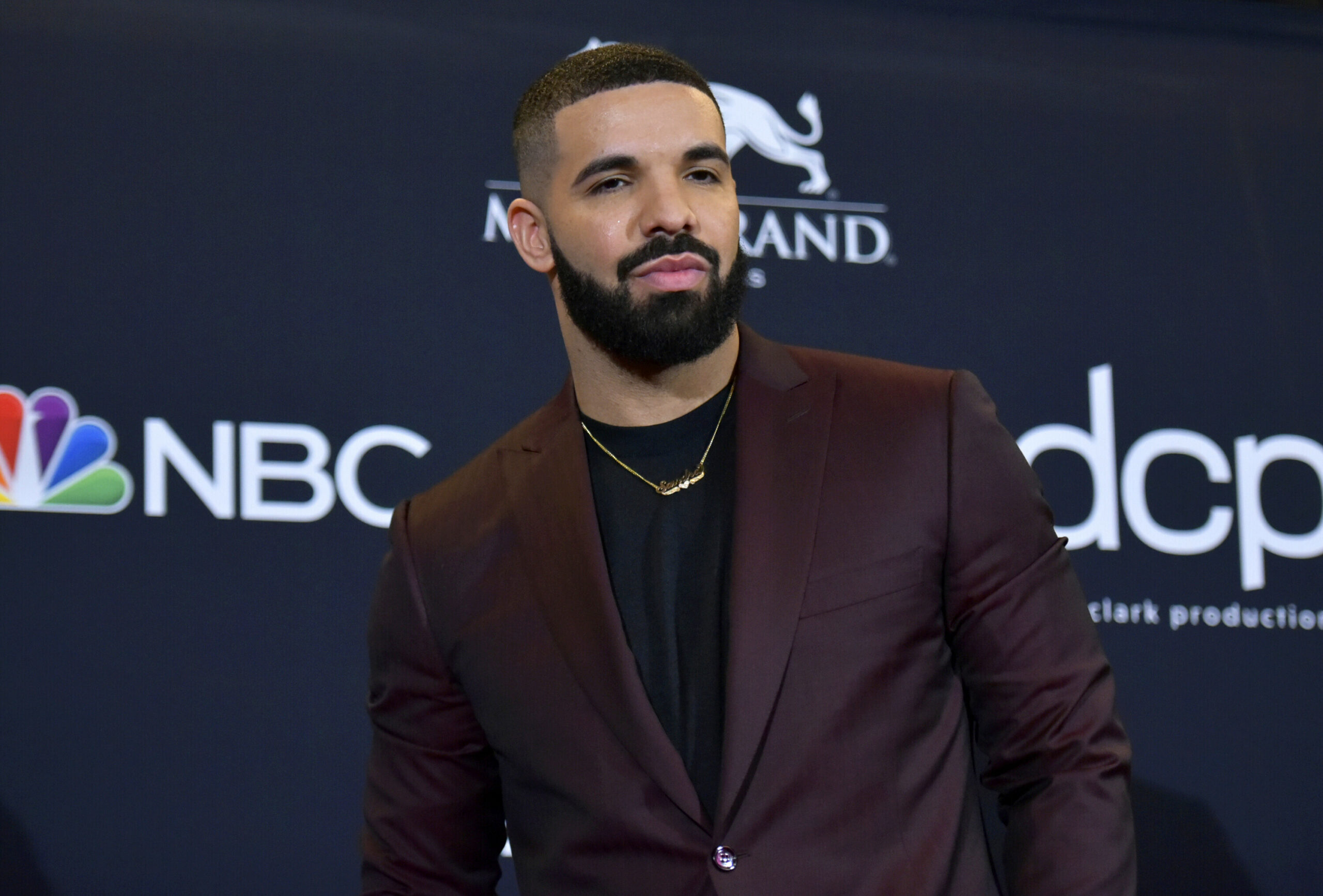 Rapper Drake im Anzug.