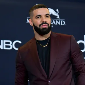 Rapper Drake im Anzug.