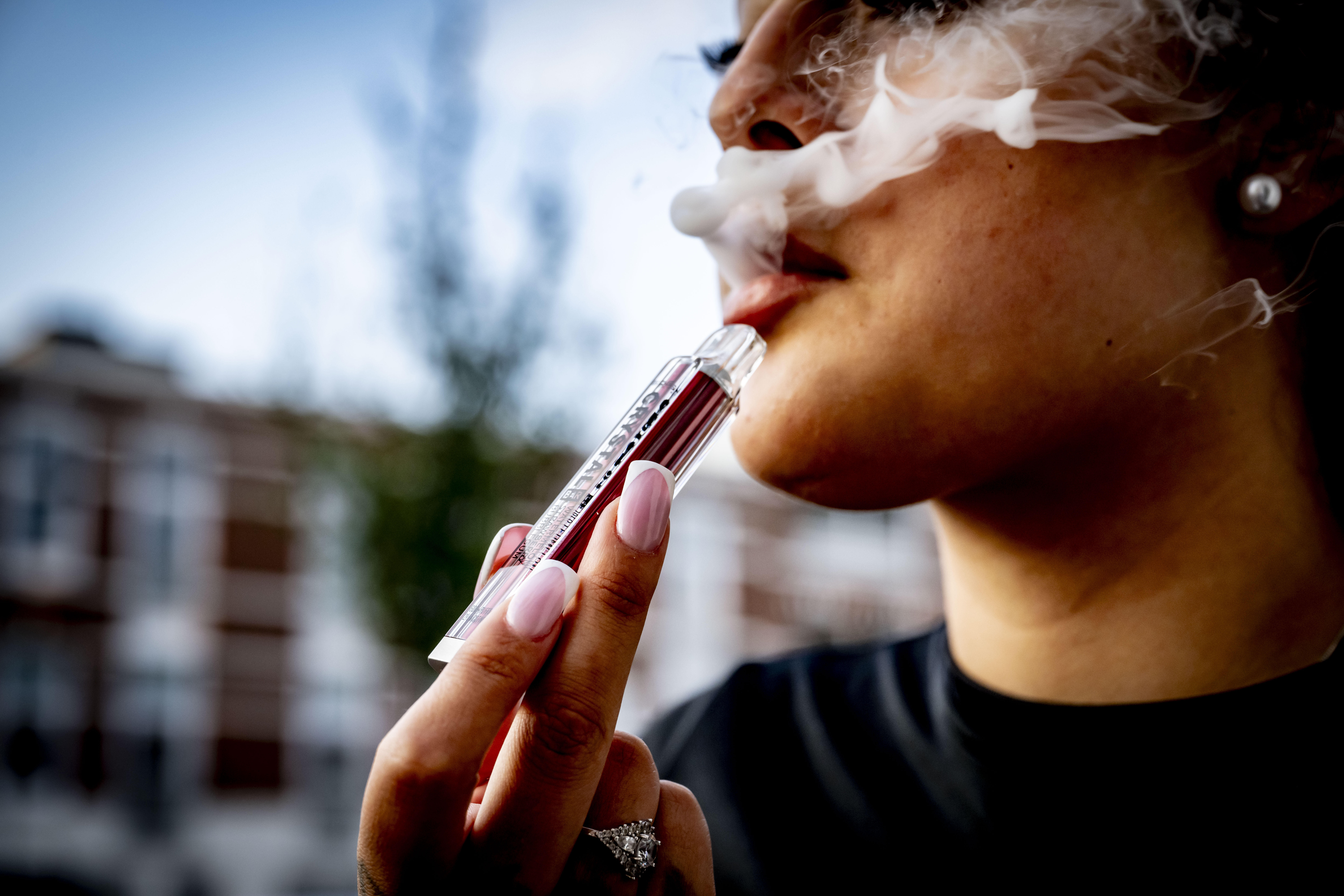 Eine Jugendliche raucht eine Vape.