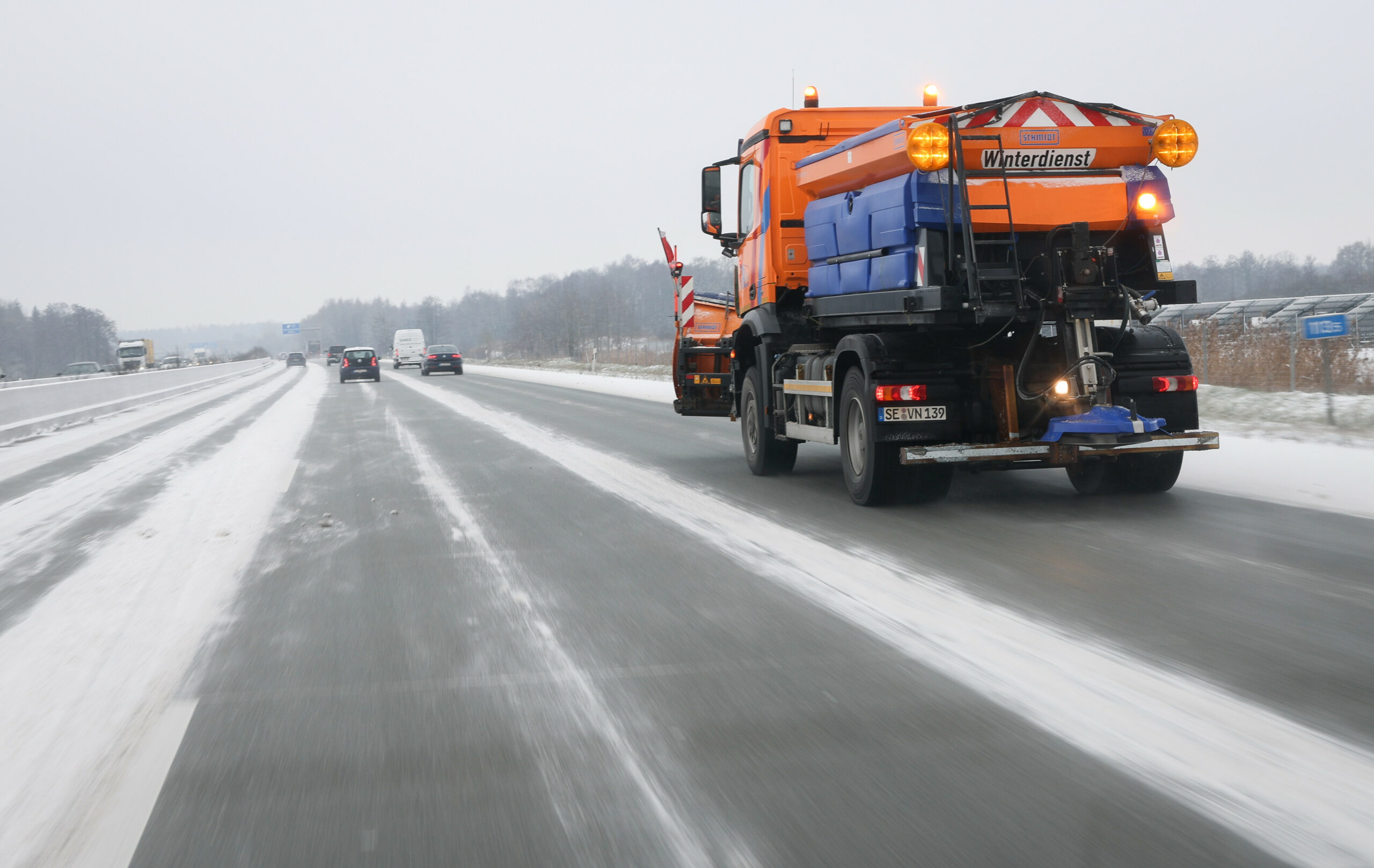 Ein Räum- und Streufahrzeug auf der Autobahn A7