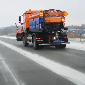 Ein Räum- und Streufahrzeug auf der Autobahn A7