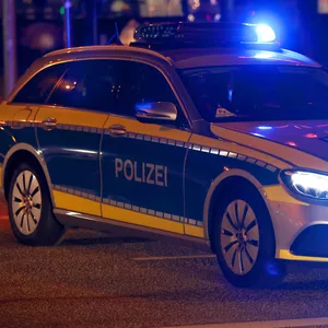 Seniorin in ihrer Wohnung in Schnelsen angegriffen und ausgeraubt – ihr auf einen Rollstuhl angewiesener Mann musste hilflos zuschauen