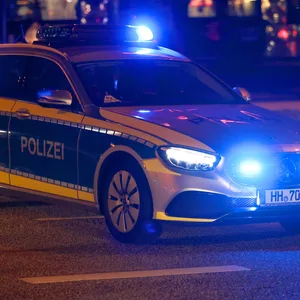 Seniorin in ihrer Wohnung in Schnelsen angegriffen und ausgeraubt – ihr auf einen Rollstuhl angewiesener Mann musste hilflos zuschauen