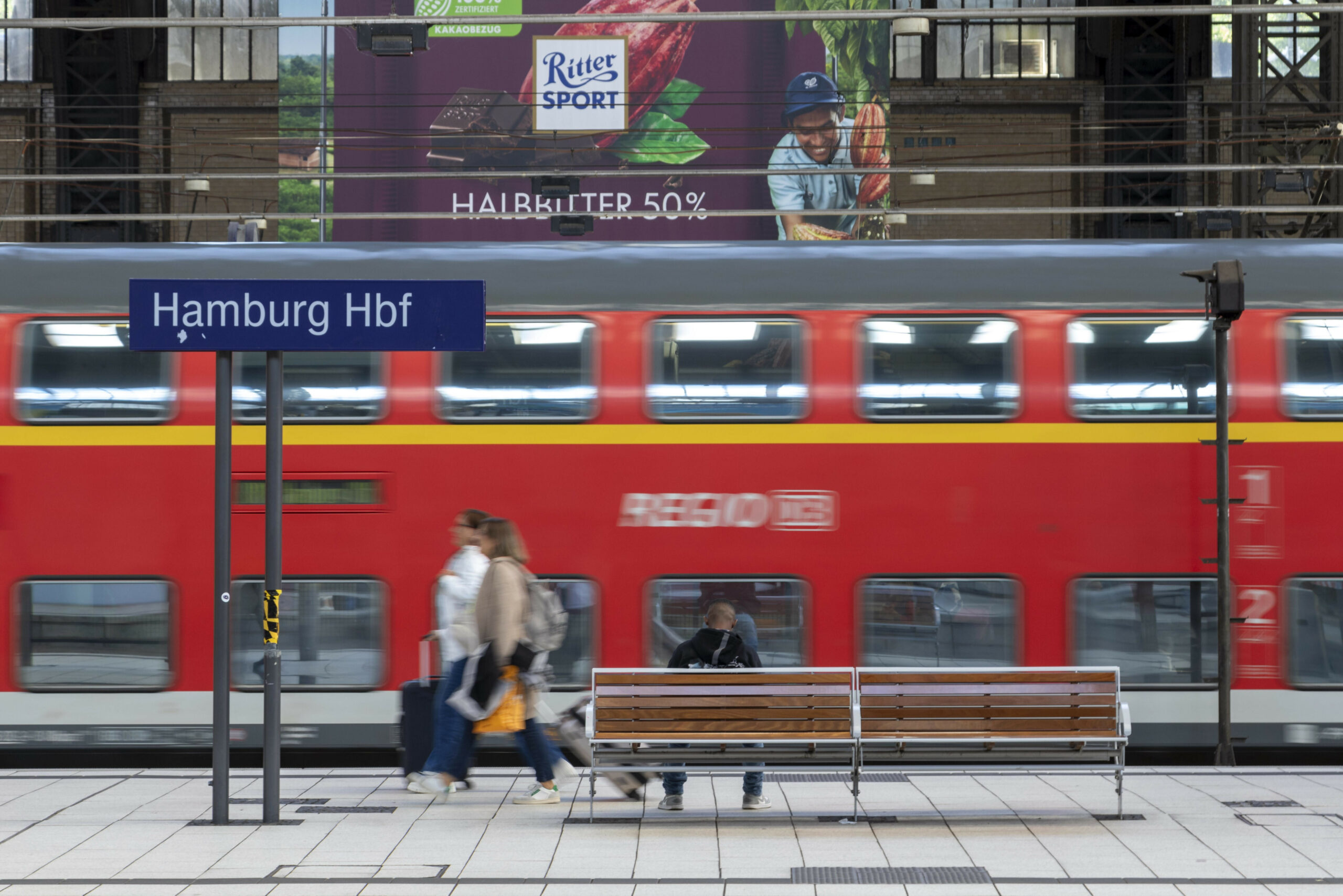 Regionalbahn am Bahnsteig im Hamburger Hauptbahnhof.